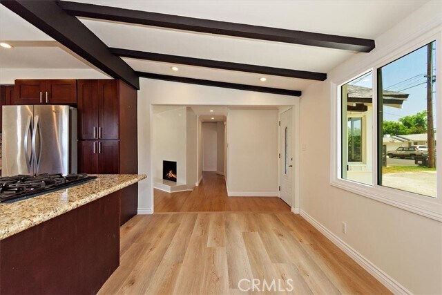 Foto del edificio - 7423 Balcom Ave