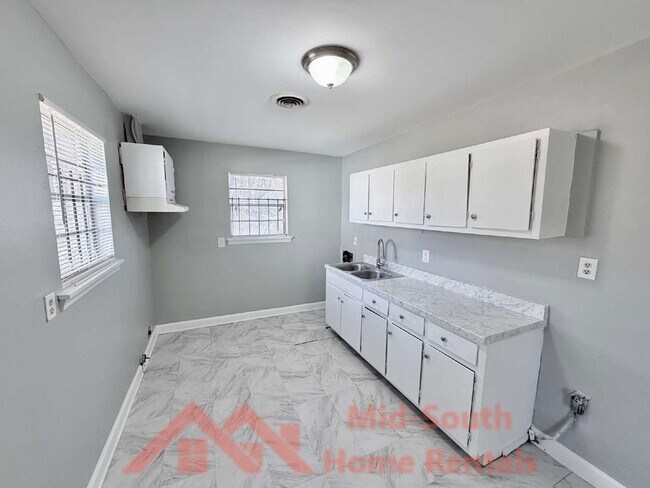 Building Photo - 2054 Benford St