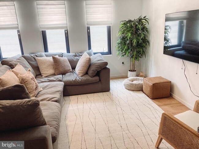 Building Photo - 152 W Laurel St