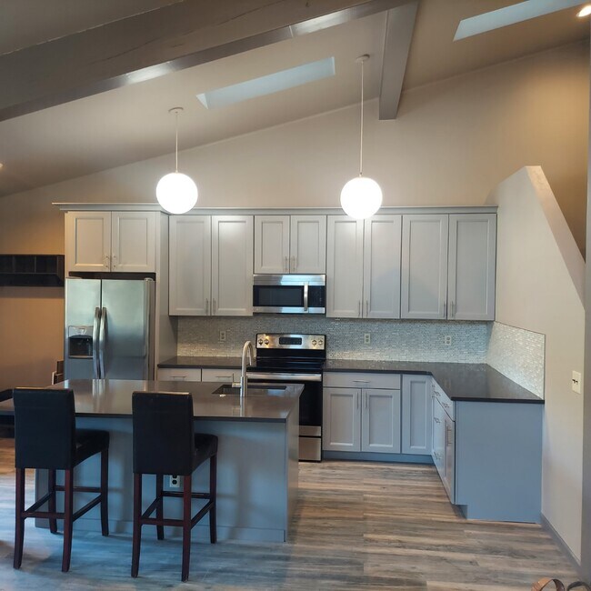 Building Photo - 211 W Beaver Creek Blvd