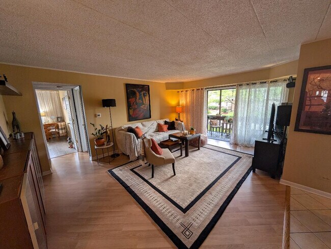 Foto del edificio - 5965 Lakeside Pl