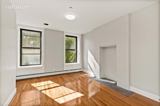 Building Photo - 581 5th Ave
