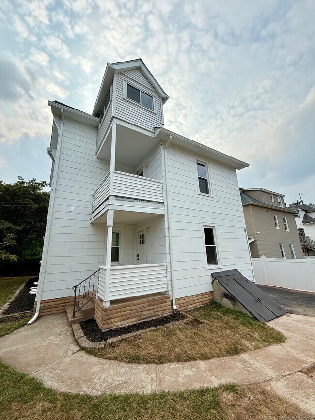 Building Photo - 449 Stanley St