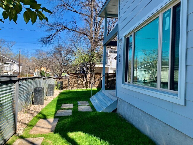Building Photo - Modern 3 bedroom home in East Austin