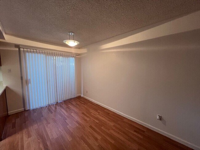 Foto del edificio - Freshly painted Pocket home close to schools and shopping.