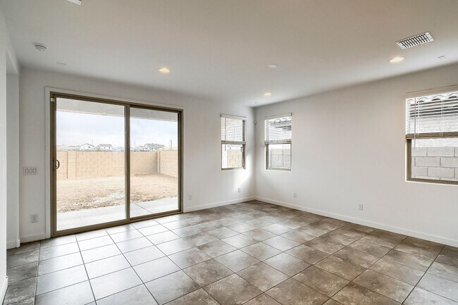 Foto del edificio - 16894 W Evergreen Rd