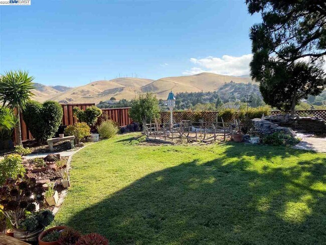 Building Photo - 4290 Hillview Dr