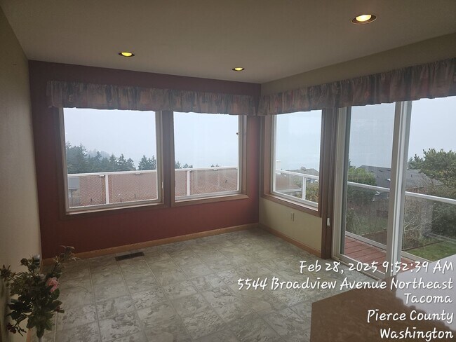 Building Photo - NE Tacoma View home in Upper Browns Point ...