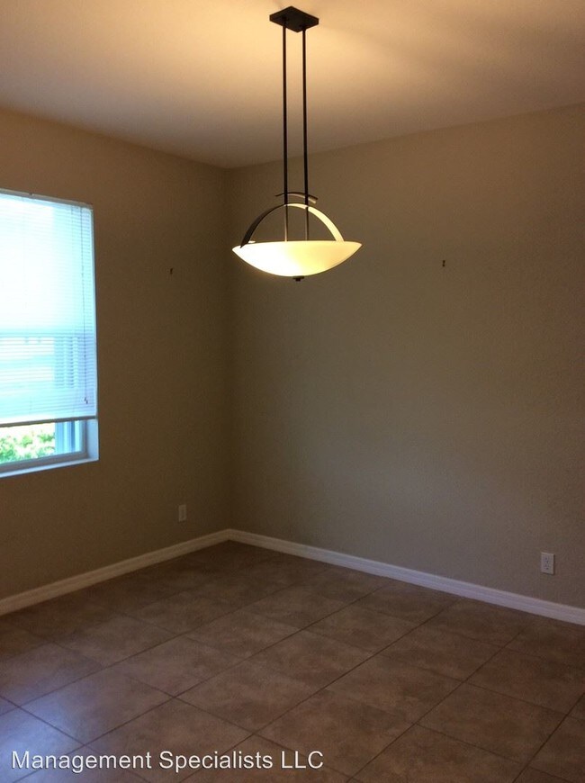 Building Photo - 3 br, 2 bath House - 625 NE Moss Rose Place
