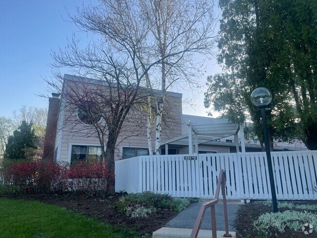 Building Photo - 231 Strawberry Hill Cir