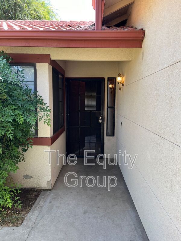 Building Photo - 920 Lone Oak