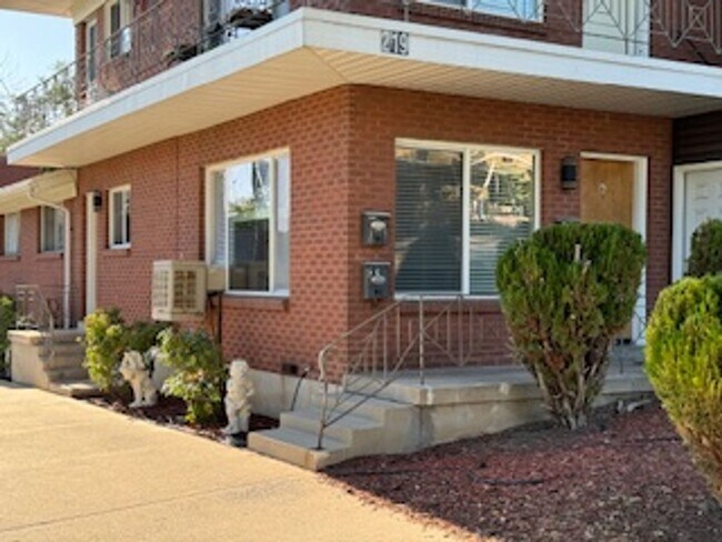 Building Photo - GORGEOUS Avenues Home!!!