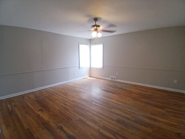 Foto del edificio - Newly Renovated 5 bedroom 3 bath home - Op...