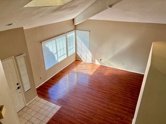 Building Photo - 3BR Oceanside Home Near Alamosa Park and G...