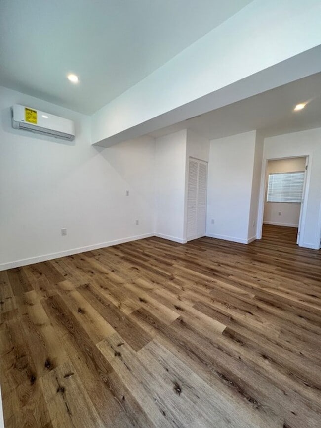 Photo - 140 W Hyde Park Ops Apartment