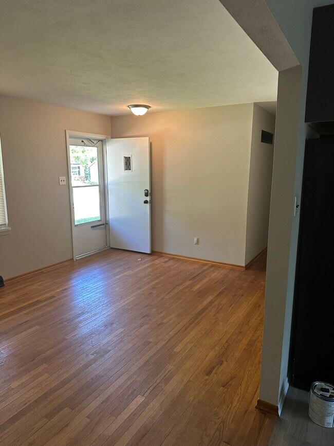 Building Photo - 1735 Christine Dr