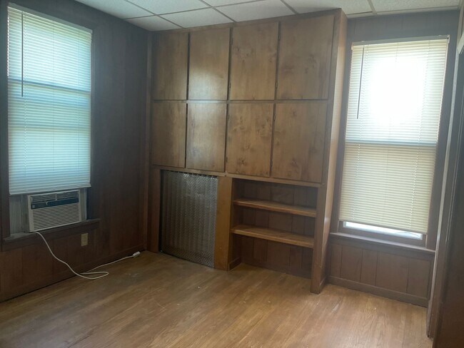 Foto del edificio - Nice 4 BR/2 BA  northwest side home!
