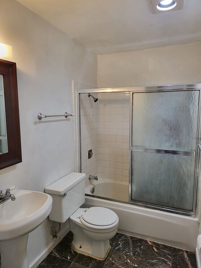 Building Photo - Lower Level Condo in the Nestled Hills of ...