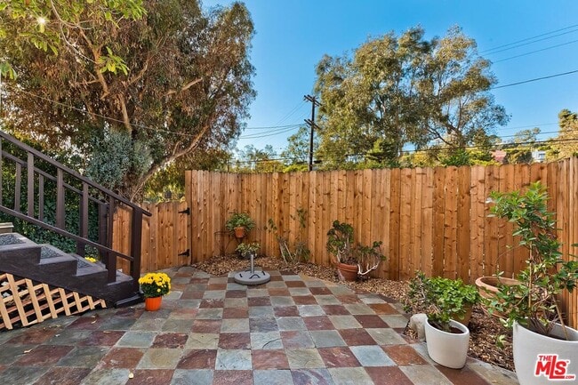 Building Photo - 406 Entrada Dr