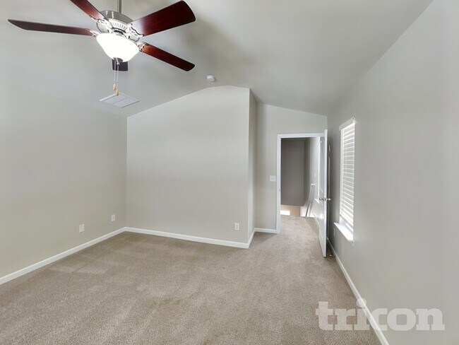 Foto del edificio - 115 Spring Knoll Dr