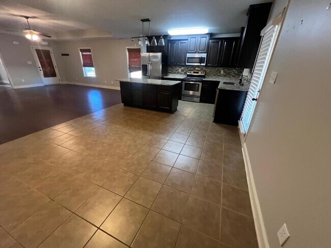 Foto del edificio - 206 Healey Dr