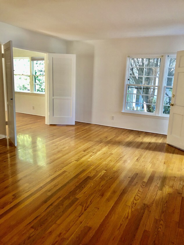 Living & dining room - 10358 Ashton Ave