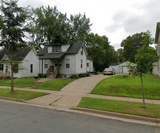 Building Photo - 3 bedroom house available June 1st! Lots o...
