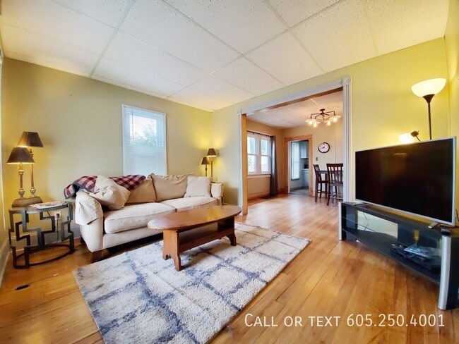 Building Photo - 2 Bed 1 Bath Home with 2 Stall Garage!