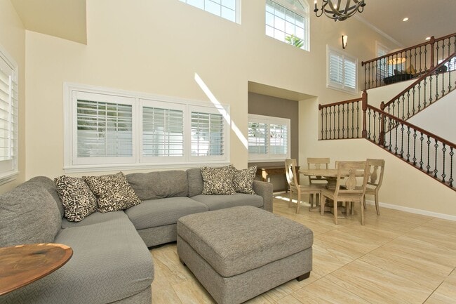 Building Photo - Wonderfully furnished rental - available i...