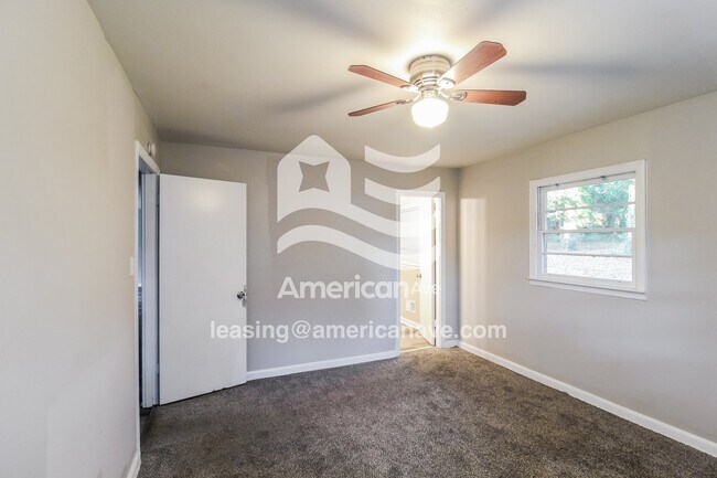 Foto del edificio - 215 Knodishall Dr