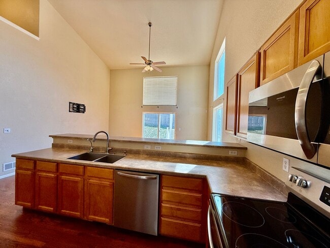 Foto del edificio - Spacious 4-Bedroom Home with Main level Li...