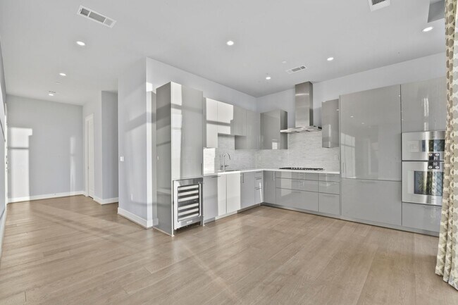 Foto del edificio - Stunning high rise unit in the affluent River Oaks District!