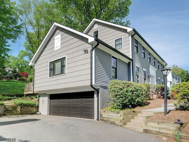 Building Photo - 18 Armstrong Rd