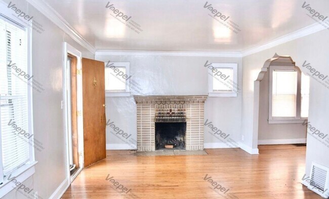 Foto del edificio - Charming 4-Bed Home with Fireplace & Hardw...