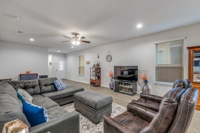 Foto del edificio - 3315 Celestial Ln