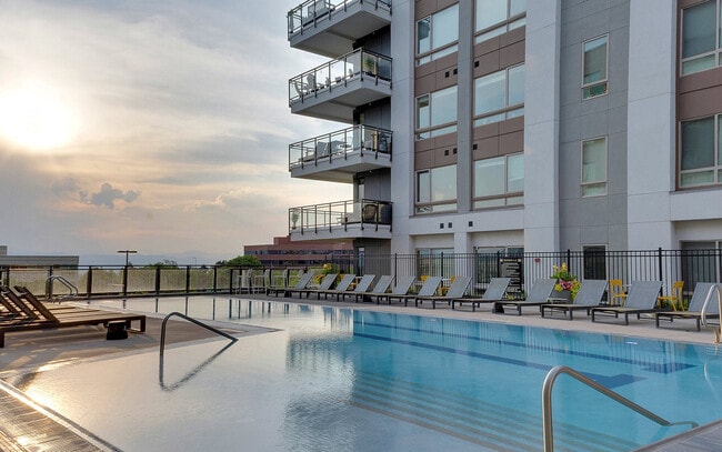 Building Photo - Vue West