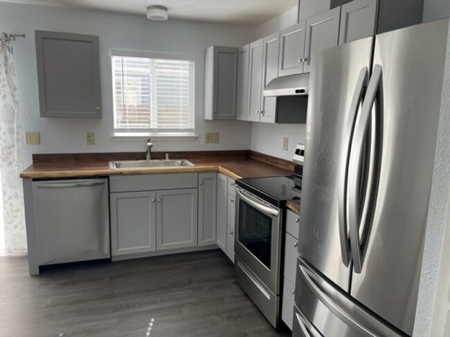 Building Photo - 4005 Pheasant Dr