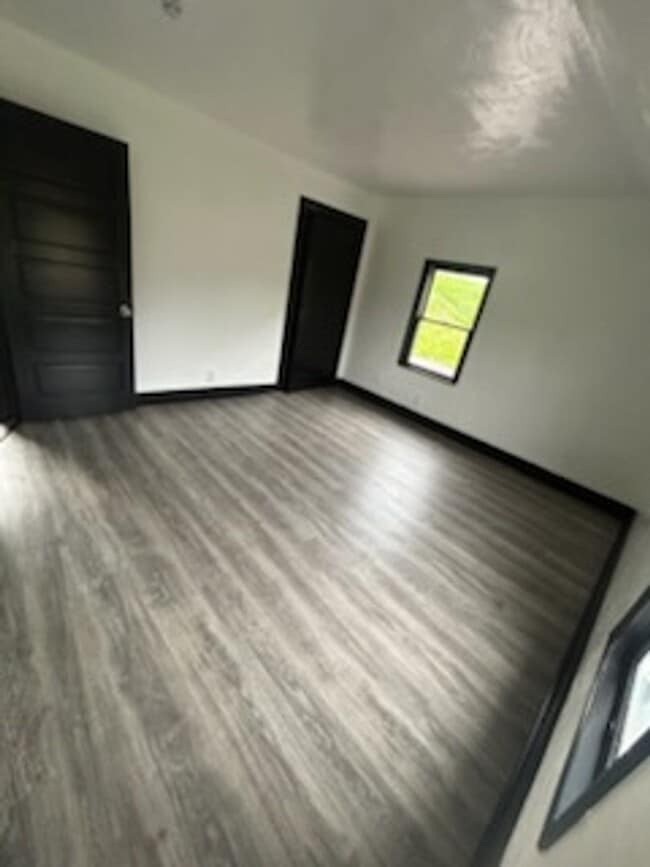 Building Photo - Newly Update 3 bedroom 1 bath house for re...