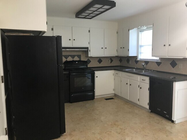 Building Photo - 3 bedrooms, 1.5 bath, close to Brookside restaurants, shopping and entertainment.