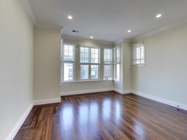 Building Photo - 1121 Green St