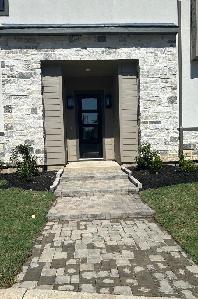 Building Photo - 3218 Royal Oaks Holw Ln