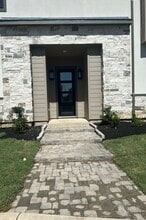 Building Photo - 3218 Royal Oaks Holw Ln