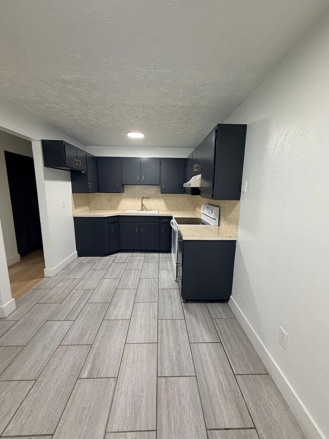 Building Photo - 8689 Fairoaks Cir