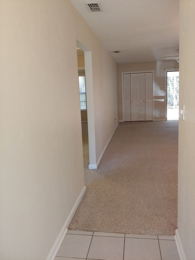 Building Photo - Culdesac townhome with nice screened porch