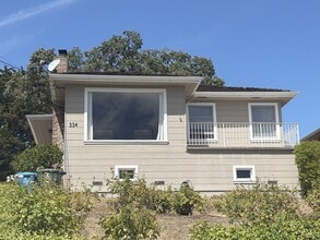 Building Photo - 334 Oakview Dr