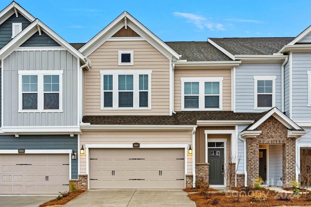 Foto principal - 8054 Houser St