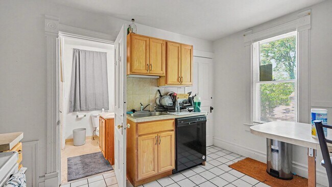 Building Photo - 526 S. Fifth -2