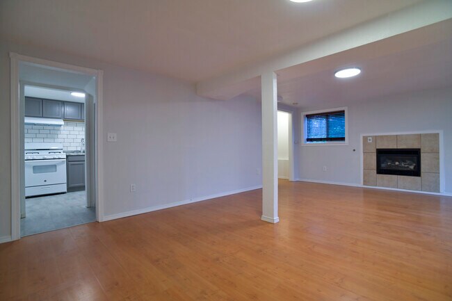 Building Photo - 809 S Summit Ave