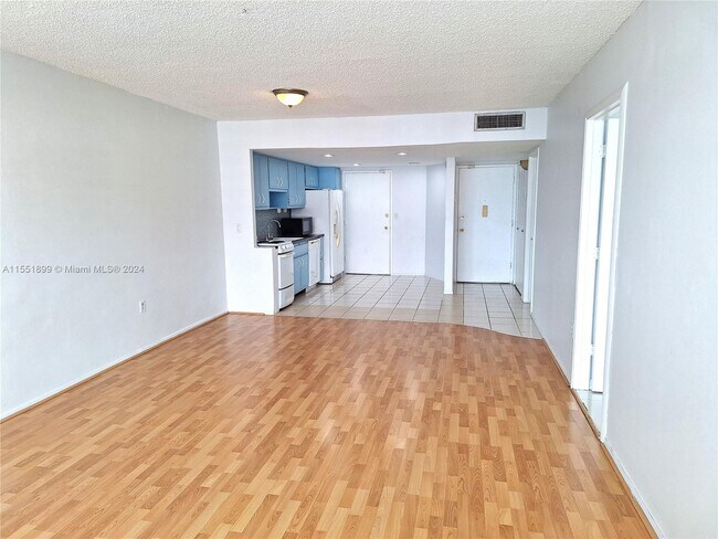 Building Photo - 1351 NE Miami Gardens Dr