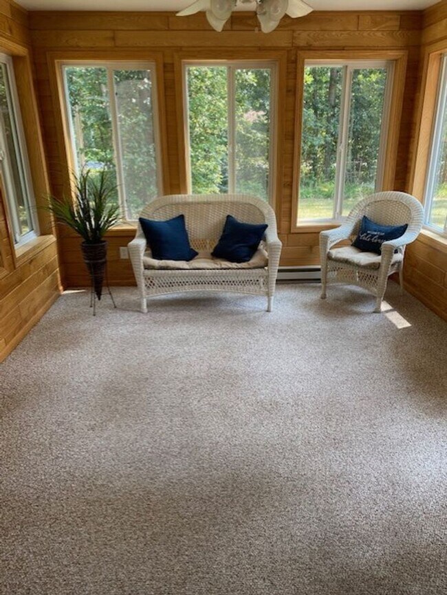 Building Photo - 3 Bedrooms, 3 Bathrooms Single Family Home...